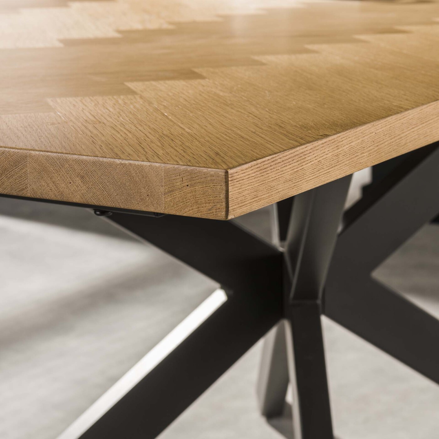 Table de salle à manger WILSON décor chêne avec motif chevrons – Image 7