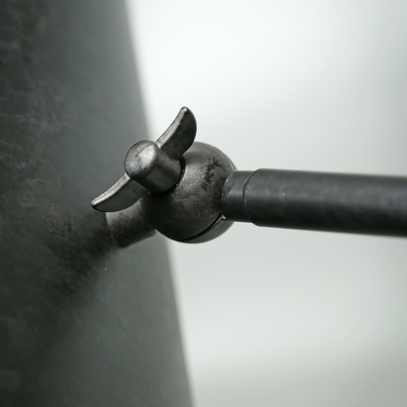 Lampadaire CHARCOAL courbe en métal – Image 5