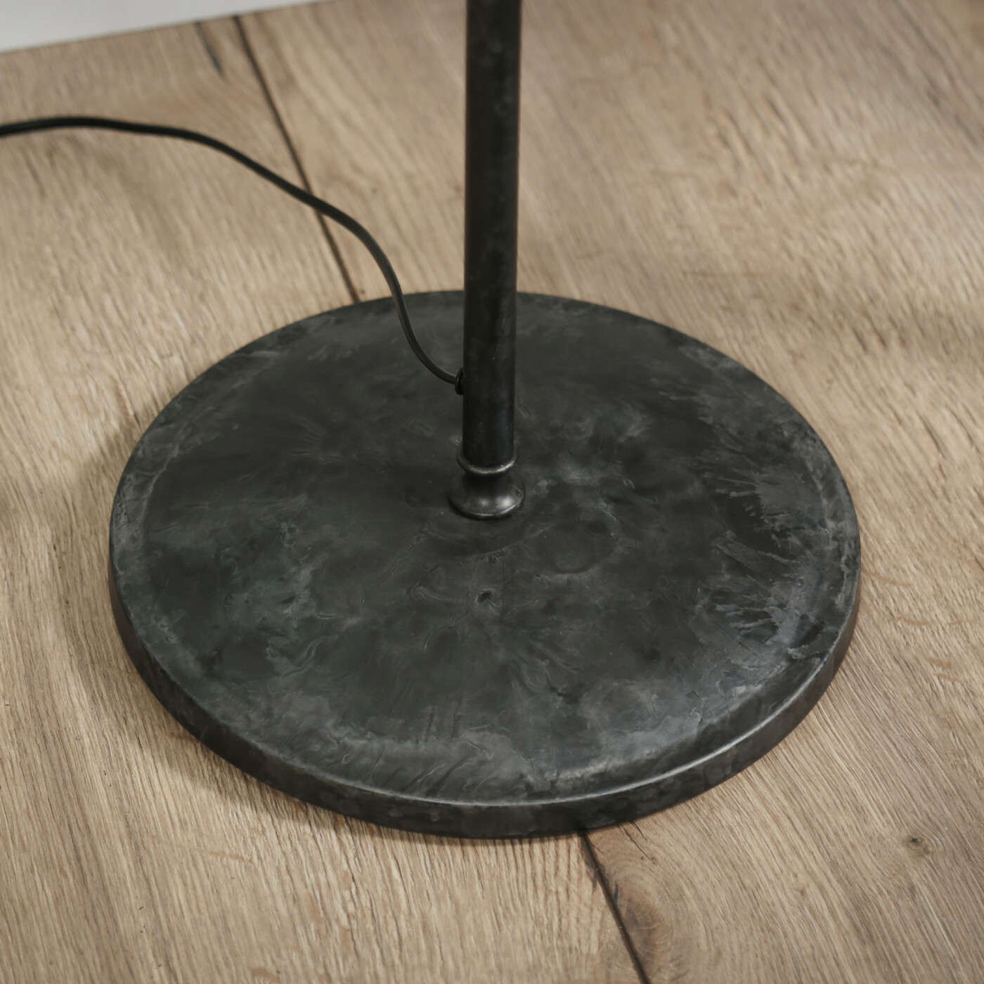 Lampadaire CHARCOAL courbe en métal – Image 4